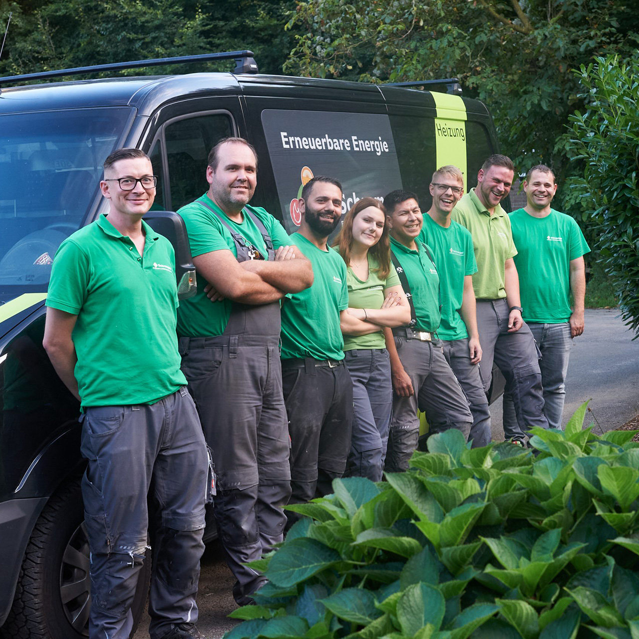 Team von Schrempel vor einem Auto